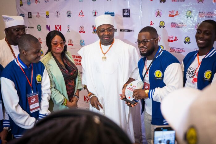 Project lead, Sheriffdeen Oloyede, Representative of the Special Adviser to the Lagos State Governor on Health, Ms Sarah Balogun, Onikate of Ikate Kingdom, Oba Saheed Elegushi, President KB KLUB, Ayobami Olomiyete, Immediate Past President, Mustapha Madehin