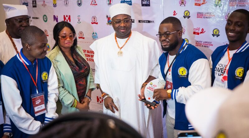 Project lead, Sheriffdeen Oloyede, Representative of the Special Adviser to the Lagos State Governor on Health, Ms Sarah Balogun, Onikate of Ikate Kingdom, Oba Saheed Elegushi, President KB KLUB, Ayobami Olomiyete, Immediate Past President, Mustapha Madehin